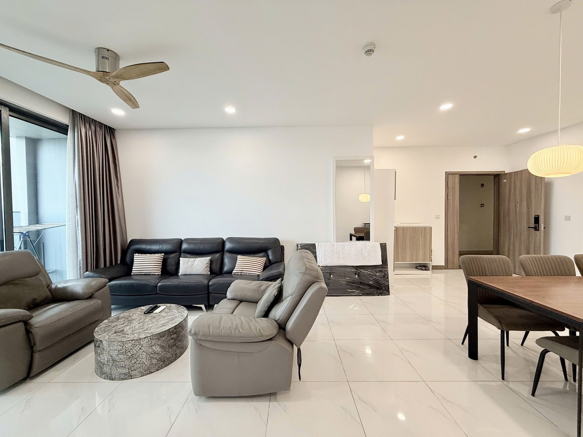 Upscale 3 bedroom apartment for rent at Sunwah Pearl with full furnishings and modern design